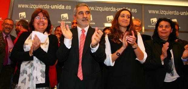 Las diputadas en el Congreso Montserrat Muñoz e Isaura Navarro escoltan a Gaspar Llamazares, ayer. A su derecha, Inés Sabanés, portavoz de IU en la Asamblea de Madrid.