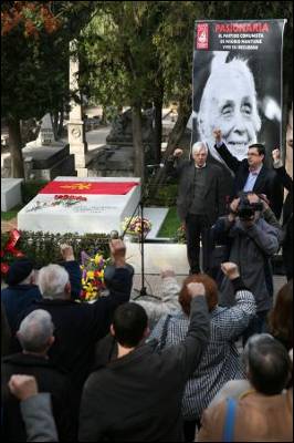 Fue el final del tributo a \u0027Pasionaria\u0027 ayer, en el cementerio civil de la Almudena de Madrid. Jos Luis Centella (con gafas, a la derecha) y Juan Ramn Sanz, secretario general del Partido Comunista de Madrid, con el puo en alto al son de \u0027La Internacional\u0027, igual que el resto de asistentes.