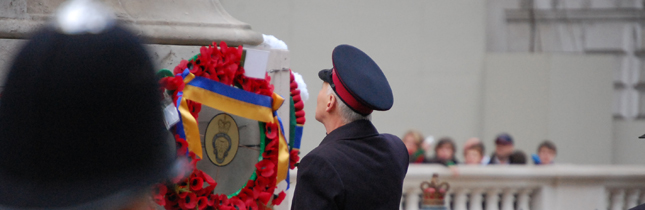 Un veterano coloca una corona de amapolas en el monumento a los caídos en Whitehall. Foto: Daniel del Pino 