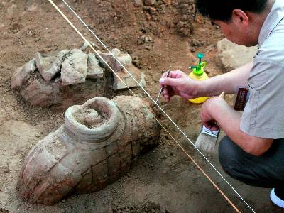 Descubren otros 100 guerreros de terracota en el famoso mausoleo de Xian