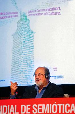 Rushdie señala que la muerte de la novela 'está predicha desde su nacimiento