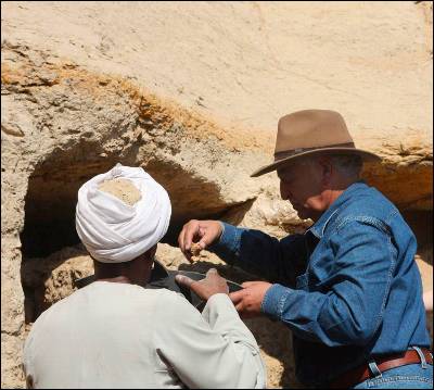 Arqueólogos egipcios hallan en Saqara dos tumbas de hace 2.500 años